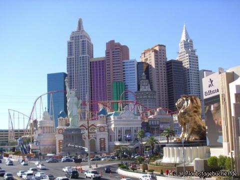 New York-New York: wir überqueren die Tropicana Avenue auf einer Fußgängerbrücke
und blicken direkt auf das Casino/Hotel New York-New York am Las Vegas Strip
(nur der Goldene Löwe rechts im Bild gehört zum MGM Grand Hotel)