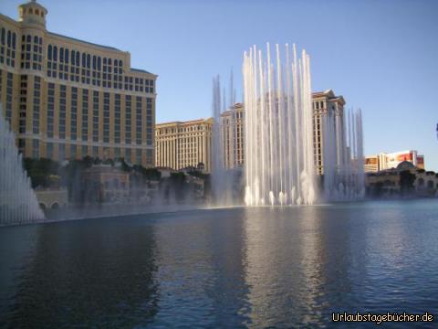 Bellagio: wir folgen weiter dem Strip von Las Vegas und kommen zum Casino/Hotel Bellagio,
vor dem aus einem 3,2 Hektar großer künstlicher See bis zu 140 m hohe Fontänen schießen