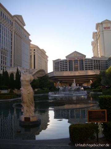 Caesars Palace: ein Stück weiter auf dem Las Vegas Strip
stehen wir plötzlich vor einem Casino/Hotel
errichtet im Stil eines antiken römischen Palastes:
dem Caesars Palace