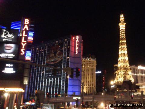 Ballys: als eines der ersten Megaresorts von Las Vegas
war das Bally’s zu seiner Fertigstellung 1973 sogar das größte Hotel der Welt
(und daneben sieht man noch den Eiffelturm des Paris)
