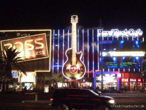 Hard Rock Café bei Nacht: unser Rückweg auf dem Las Vegas Strip führt uns wieder am Hard Rock Café vorbei,
welches nach Einbruch der Dunkelheit noch sehr viel spektakulärer aussieht