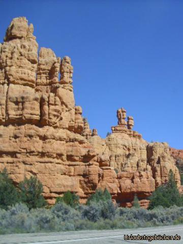 Red Canyon: bei unserer Fahrt durch den Red Canyon
sehen wir viele dieser bizarren roten Felsnadeln,
für die das Tal bekannt ist und die bis zu 60 m hoch sind