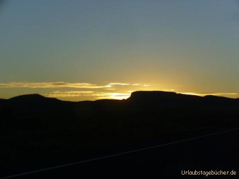Sonnenuntergang: kurz bevor wir wieder den Red Canyon erreichen,
geht die Sonne hinter den Bergen des Canyons unter