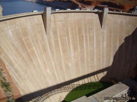 Glen Canyon Dam: die Staumauer des Glen Canyon Dam ist so groß
(216 m Konstruktionshöhe, 475 m Mauerkrone, 3.750.000 m³ Betonvolumen),
dass es Mama (Katy) nicht schafft, sie komplett aufs Bild zu bekommen