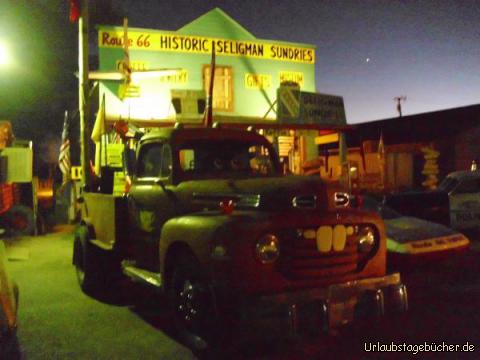 Hook: vor dem kleinen Gemischtwarenladen "Historic Seligman Sundries"
in Seligman (Arizona) an der Route 66 treffen wir auf Hook aus dem Film Cars