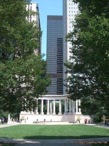 Wrigley Square: das Millennium Monument am Wrigley Square
in der nordwestlichen Ecke des Millennium Parks
und direkt vor den Hochhäusern Chicagos gelegen