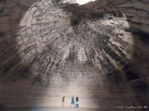 wir im Schatzhaus des Atreus: in Mykene besichtigen wir zuerst das Schatzhaus des Atreus,
ein riesiges Hügelgrab aus dem Jahre 1250 v. Ch.