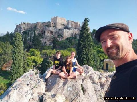 wir vor der Akropolis : von einem kleinen Felsen aus hat man einen tollen Blick auf die Akropolis von Athen