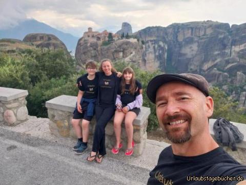 wir vor dem Kloster der heiligen Dreifaltigkeit: wir schauen uns die Meteora-Kloster an, jedenfalls so viele wir finden können, 
und besuchen eines davon: das Kloster der heiligen Dreifaltigkeit (hinter uns)