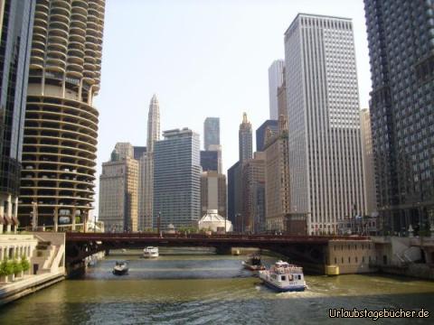 Dearborn Street Bridge: der Chicago River zwischen den Wolkenkratzern von Chicago