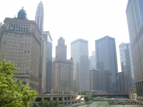 Chicago River: beim Blick auf den von Hochhäusern gesäumten Chicago River
erkennt man (bei genauem Hinsehen) die unterirdisch verlaufenden Fahrbahnen
(in zwei Etagen mit Öffnungen zum Fluss unten in der linken Bildhälfte)