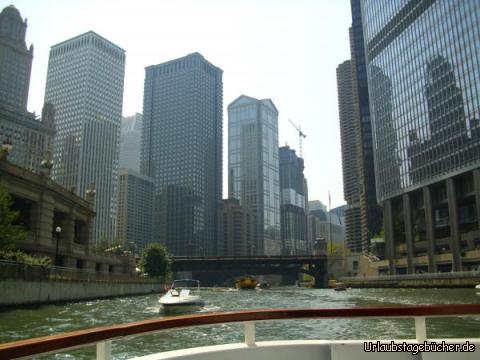 Chicago River: mit dem Boot auf dem Chicago River durch die Häuserschluchten Chicagos