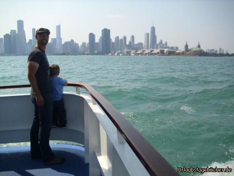 Navy Pier: Papa (Eno) mit Viktor auf dem Lake Michigan an der Reling unseres Bootes
vor der Skyline Chicagos und dem Navy Pier (rechts)