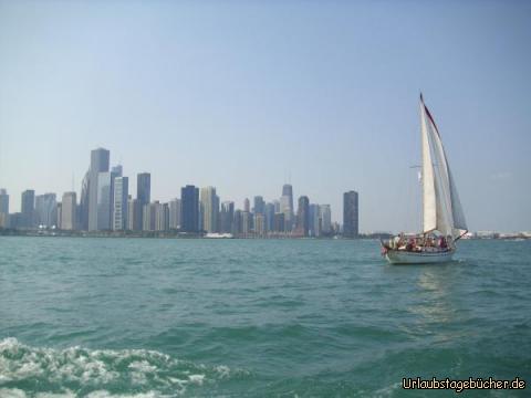Segelboot: ein Segelboot im Hafen und vor der Skyline Chicagos