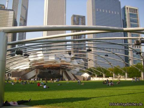 Jay Pritzker Pavilion: der Jay Pritzker Pavilion ist eine Konzertmuschel im Millennium Park von Chicago
und bietet Platz für bis zu 11.000 Konzertgäste