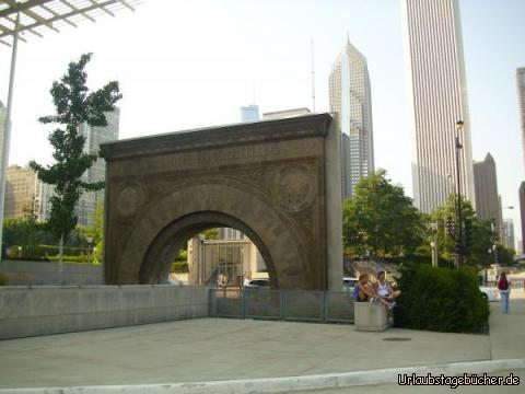 Chicago Stock Exchange Arch: das alte Tor der Chicago Stock Exchange steht heute am Millennium Park
neben dem neuen Anbau (Modern Wing) des Art Institute of Chicago