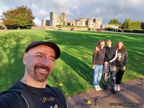 wir vor Raglan Castle: noch bevor es öffnet sind wir am Raglan Castle