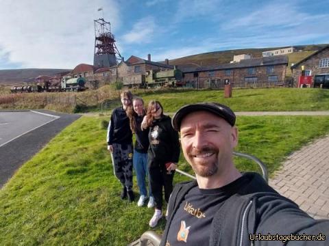 wir vor Big Pit: in Blaenavon vor der Bergwerkszeche Big Pit