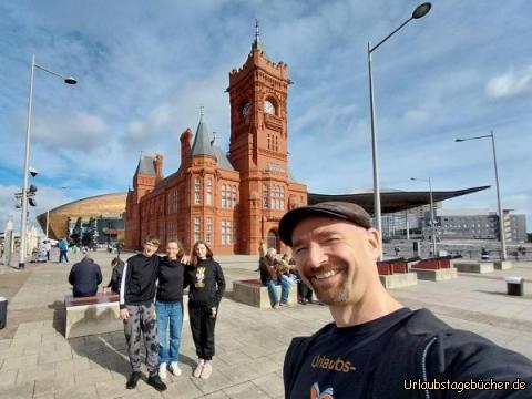 wir vor dem Pierhead Bulding: in der Cardiff Bay vor dem Pierhead Bulding
(links hinten ist das Wales Millenium Centre,
rechts hinten das National Welsh Assembly)