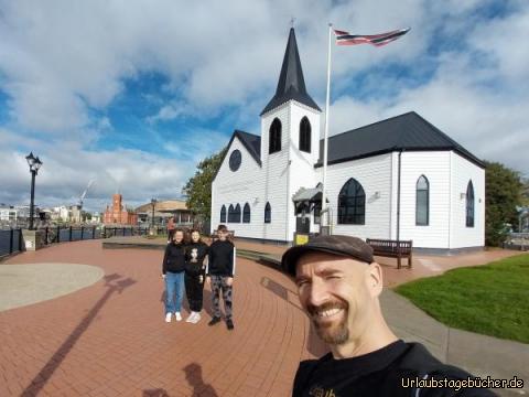 wir vor der Norwegian Church: vor der Norwegian Church in der Cardiff Bay