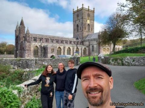 wir vor der St. David's Cathedral: vor der St. David's Cathedral