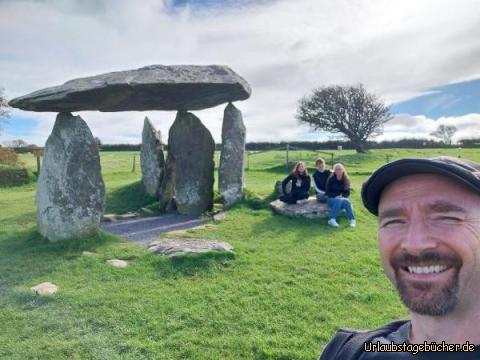 wir am Pentre Ifan: das Hünengrab Pentre Ifan