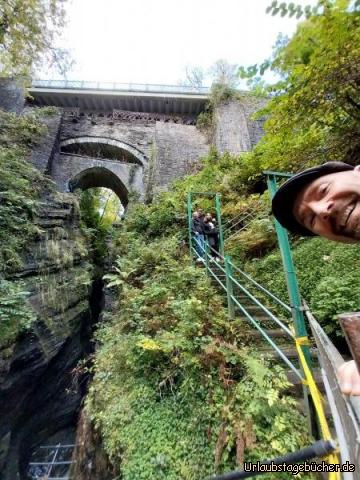 wir vor der Devil's Bridge: die Devil's Bridge sind eigentlich 3 übereinander gebaute Brücken