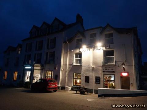 Lion Hotel: unser Auto vor unserem Hotel für heute Nacht:
dem Lion Hotel in Criccieth