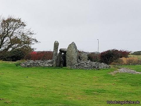 Trefignath: einer der vielen Steinhäufen auf Holy Island ist Trefignath