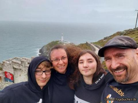 wir vor dem South Stack Lighthouse: auf Holy Island vor dem South Stack Lighthouse