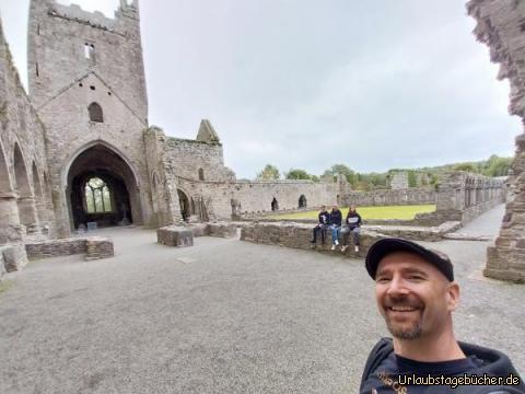 wir in der Jerpoint Abbey: in der Ruine der Jerpoint Abbey vor dem gut erhaltenen Kreuzgang