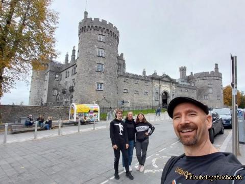 wir vor Kilkenny Castle: vor dem Kilkenny Castle