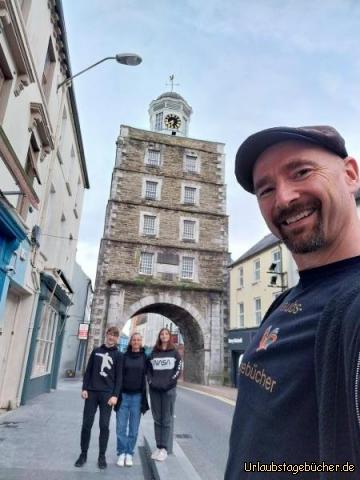 wir in Youghal: vor dem Clock Gate in Youghal