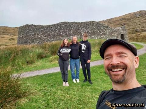 wir am Staigue Fort: vor dem Staigue Fort bei Castlecove am Ring of Kerry