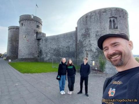 wir vor King John's Castle: vor dem King John's Castle in Limerick
