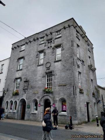 Lynch's Castle: das Lynch's Castle 
mitten im Kneipenviertel "The Latin Quarter" von Galway
sieht gar nicht aus wie ein Castle