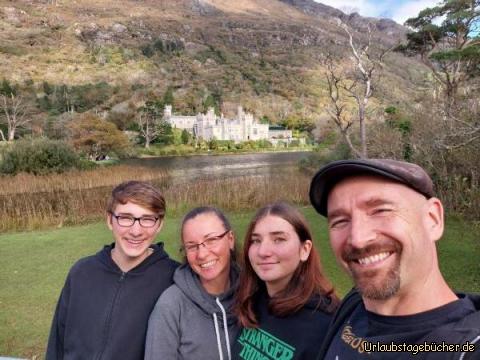 wir vor der Kylemore Abbey: kurzer Stopp bei der Kylemore Abbey