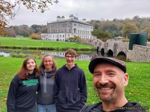 wir vorm Westport House: vor dem Westport House