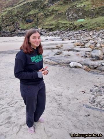 Vivian und eine Babyrobbe: Vivian entdeckt am Strand der Keem Bay auf Achill Island eine Babyrobbe