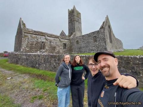 wir vor der Rosserk Abbey: vor der Rosserk Abbey in der Nähe von Ballina