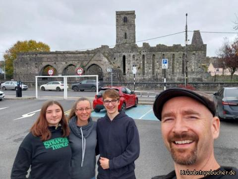 wir vor der Sligo Abbey: vor der Ruine der Sligo Abbey mitten in Sligo