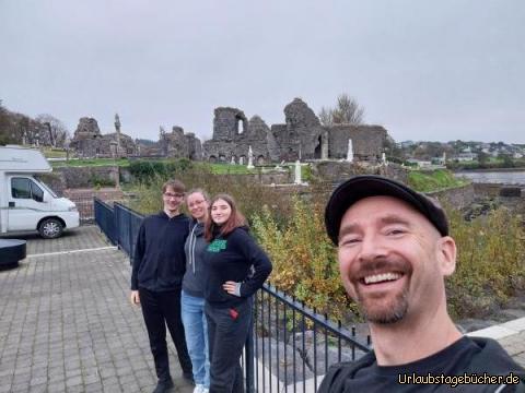 wir vor der Donegal Abbey: vor der Ruine der Abbey in Donegal