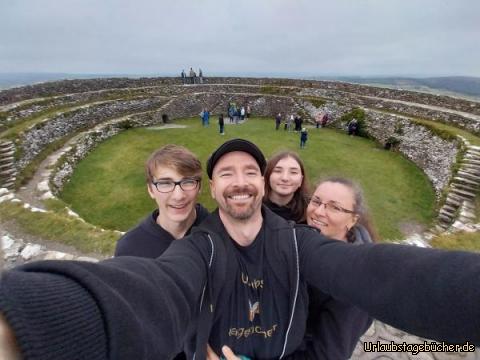 wir im Grianan of Aileach: auf der Festungsmauer des Rundforts Grianan of Aileach