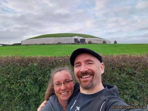 wir vor Newgrange: Mama und Papa (Katy&Eno) vor dem Newgrange Ganggrab,
das älteste Sonnenobservatorium der Welt