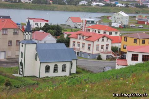 Island 10.Tag 20: Alte Kirche, im Hintergrund das älteste Haus