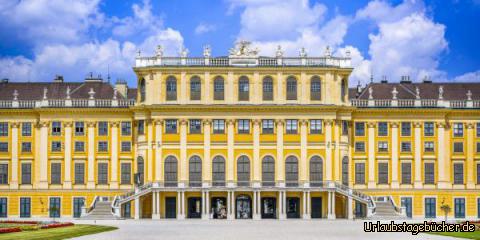 Schloss Schönbrunn: Das ist das Schloss Schönbrunn. Es ist sehr prächtig, gelb, luxuriös und groß.