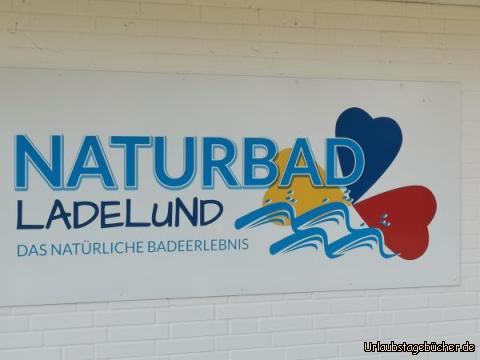 Ladelund : Ein Naturbad lockt die Neugier. Doch das Wasser ist trotz 21 Grad Außentemperatur heute noch zu frisch für ein Bad. 