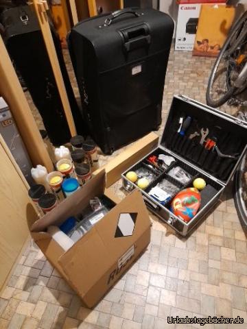 Werkzeuge und Ersatzteile: Ein Werkzeugkoffer und ein Karton mit Ersatzteilen füllen schon mal einen Koffer.