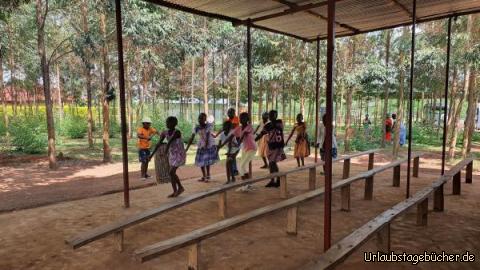 Tanzende Kindergruppe: Tanzende Kinder