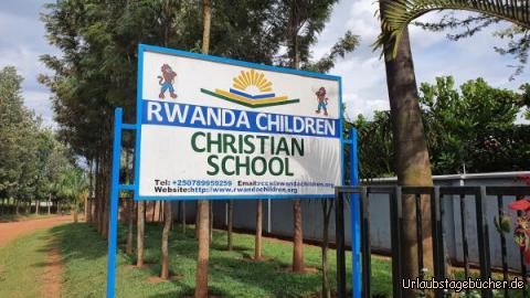 Rwanda christian school schild: Das Hauptgebäude, die Schule